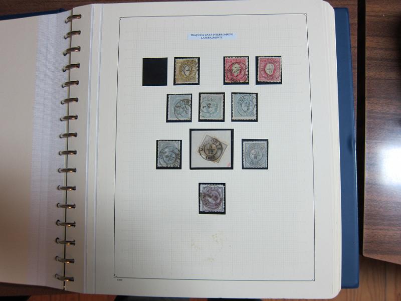 0019 (140).JPG -     Lote:    19      Marcofilia      Lotes Especiais       Descrição:         Portugal. Colecção especializada de carimbos de duplo círculo, tipo 1852, montada em 4 álbuns Lindner, com selos de diversas emissões e cartas, com estudo minucioso de cada marca. Lote a ver.         Lote       Valor Base:     &euro; 2.500,00     Valor Venda:     Retirado     